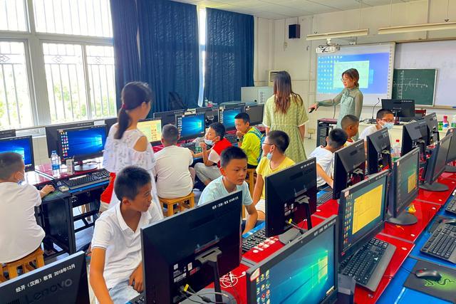 华中师范大学人工智能教育学部创客实践队在武汉经济技术开发